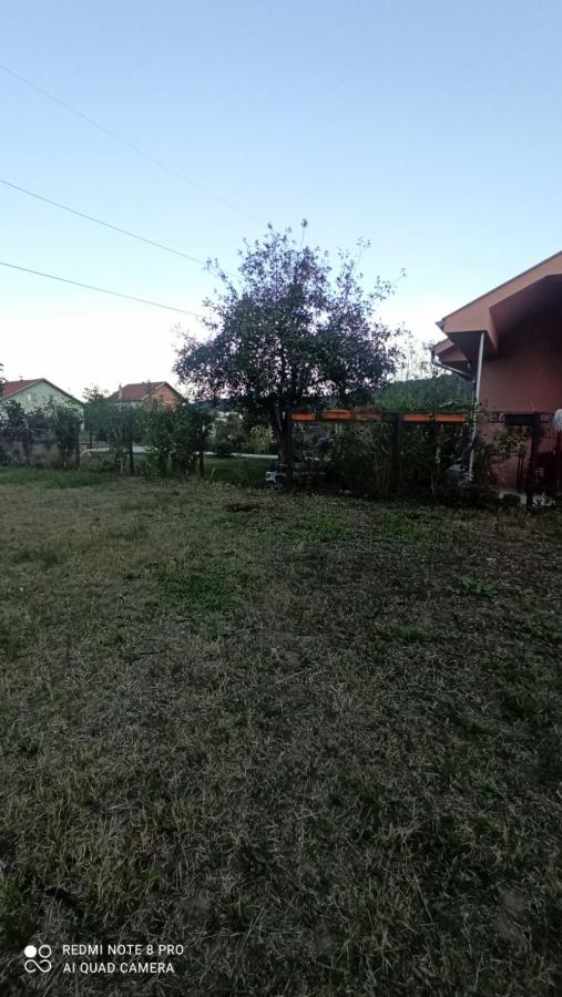 Parcela za izgradnju sa svim priključcima i uknjiženim objektom za adaptaciju u Crvenim livadama