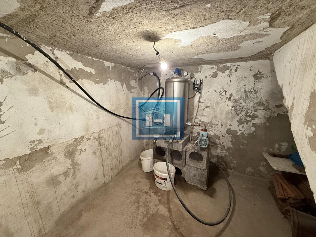 Dve kuće u Glavincima sa velikim imanjem -samo 8 km od grada