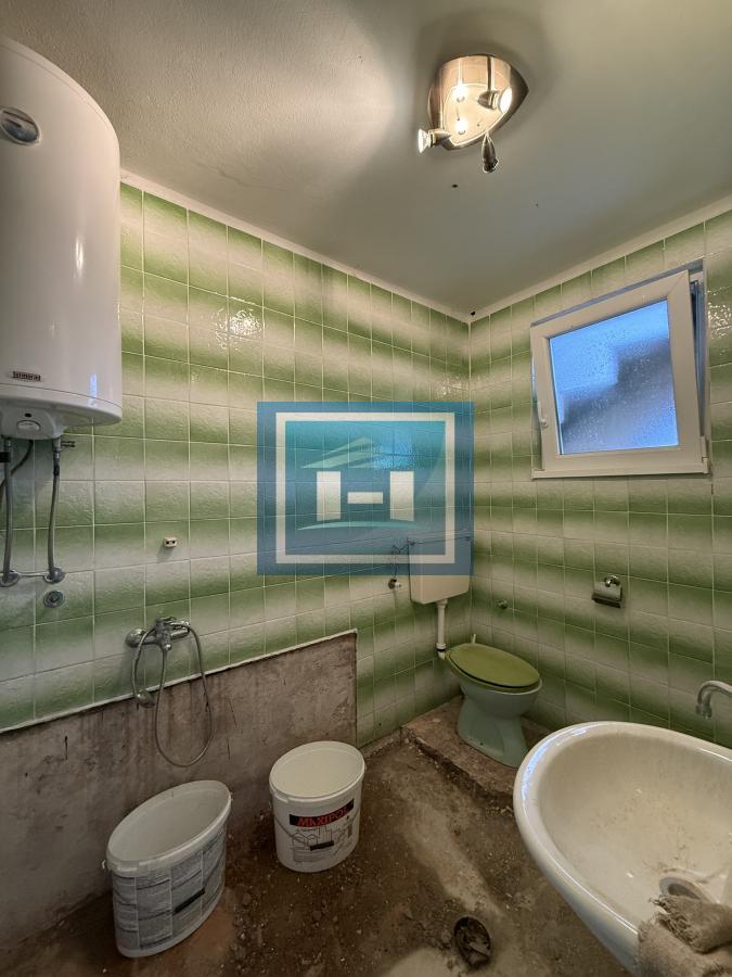 Dve kuće u Glavincima sa velikim imanjem -samo 8 km od grada