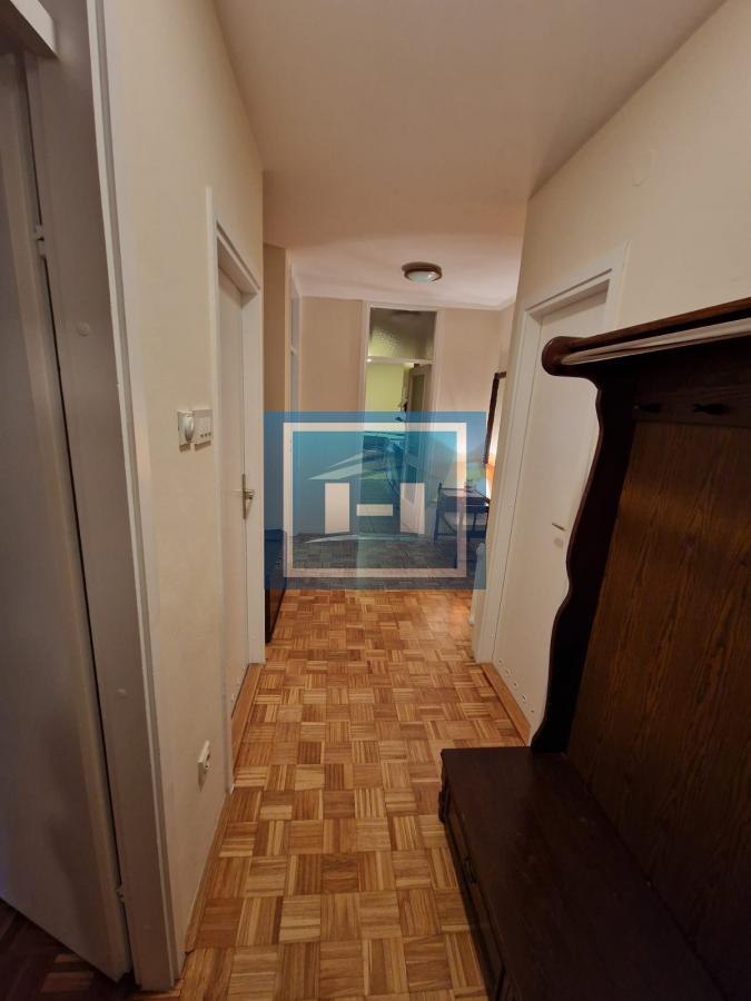 Vračar (Crveni krst) – renoviran stan sa slobodnim parkingom