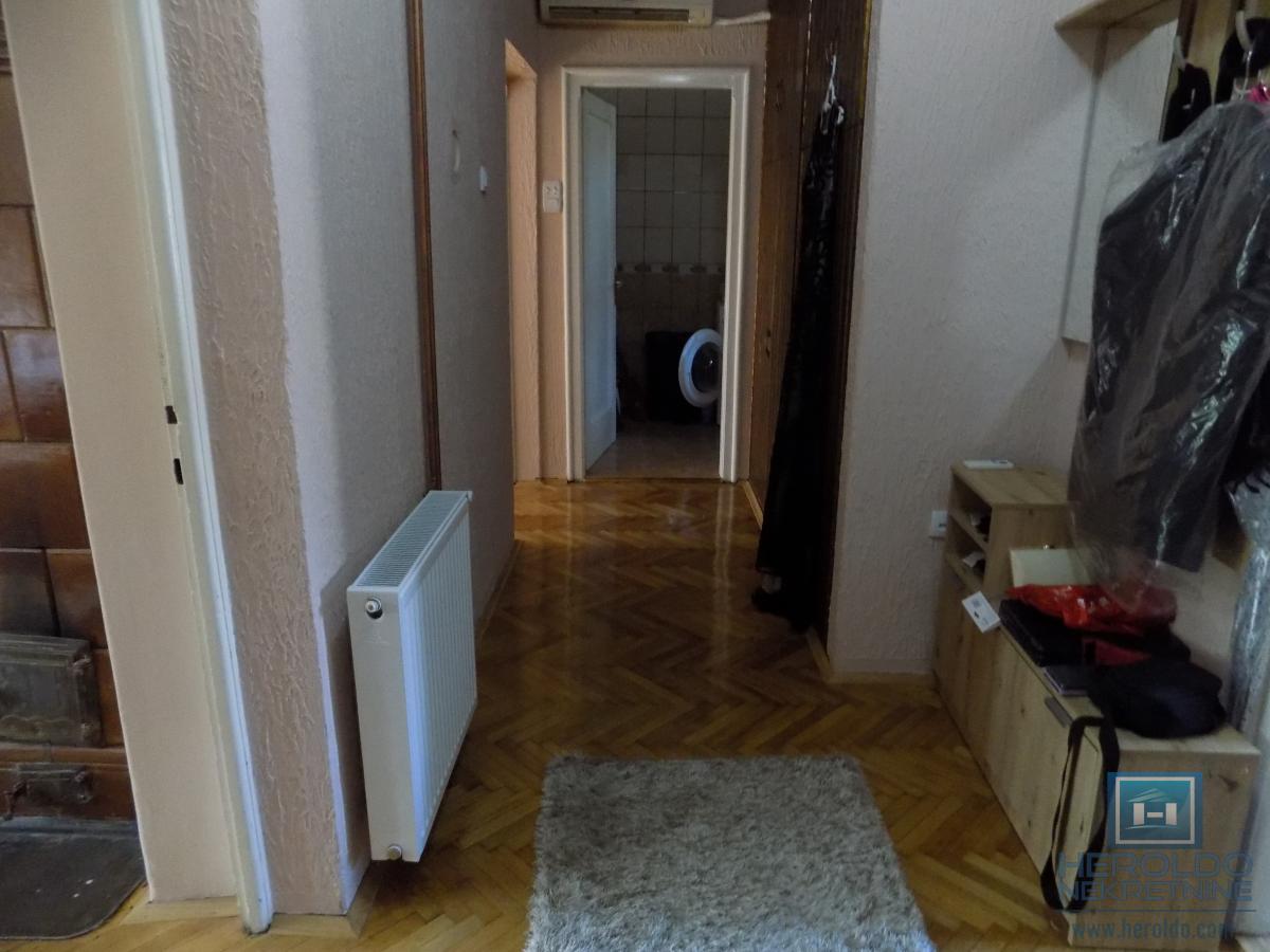 Stan za izdavanje u samom centru-odlična lokacija i spratnost!