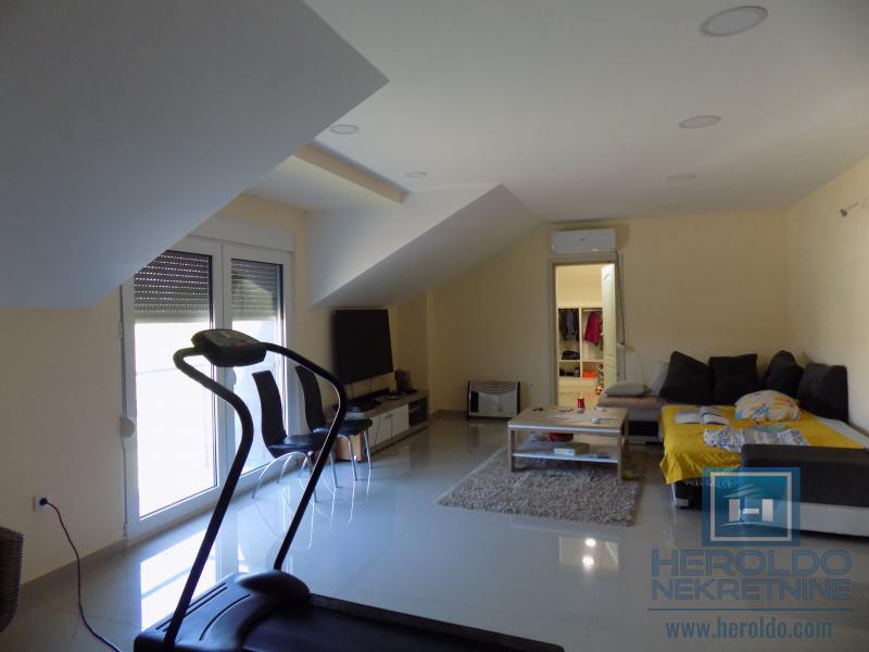 MODERNA KUĆA U MIRNOM DELU GRADA