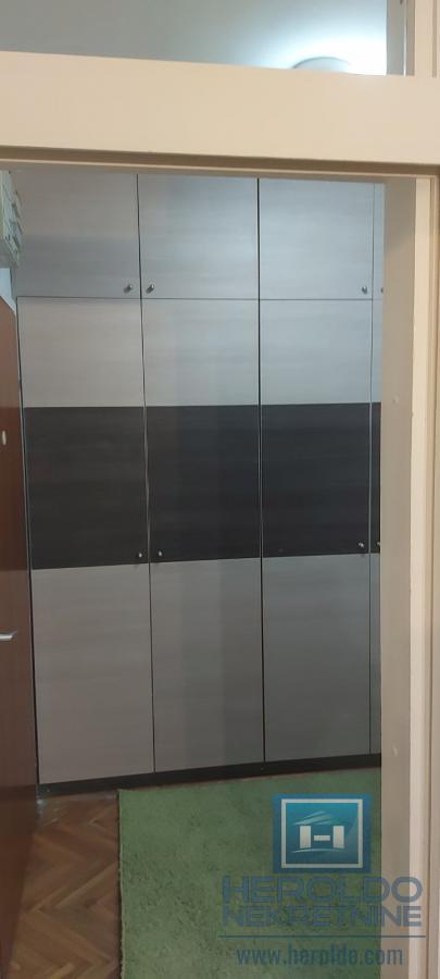 Trosoban, lepo opremljen stan u centru grada