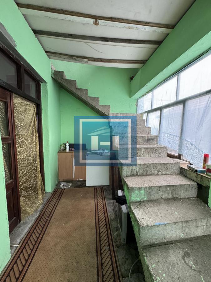 Kuća sa ogromnim placem i potencijalom – odlična lokacija!