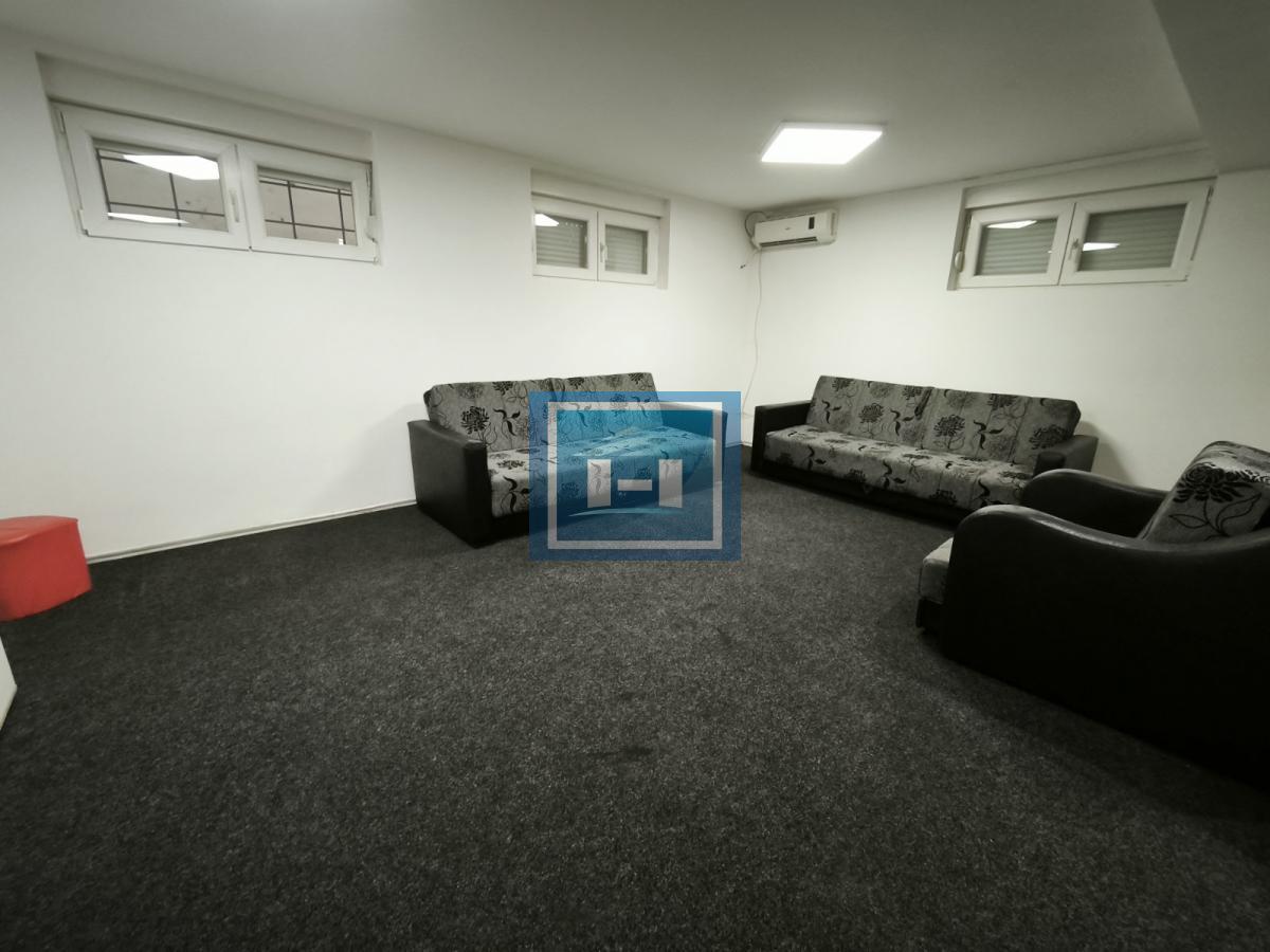 Na prodaju poslovni prostor od 82 m² u novijoj zgradi, s mogućnošću preuređenja u stambeni