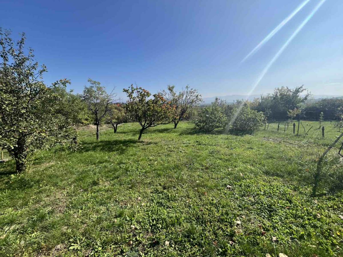 Vikendica sa prelepim pogledom okružena zelenilom.