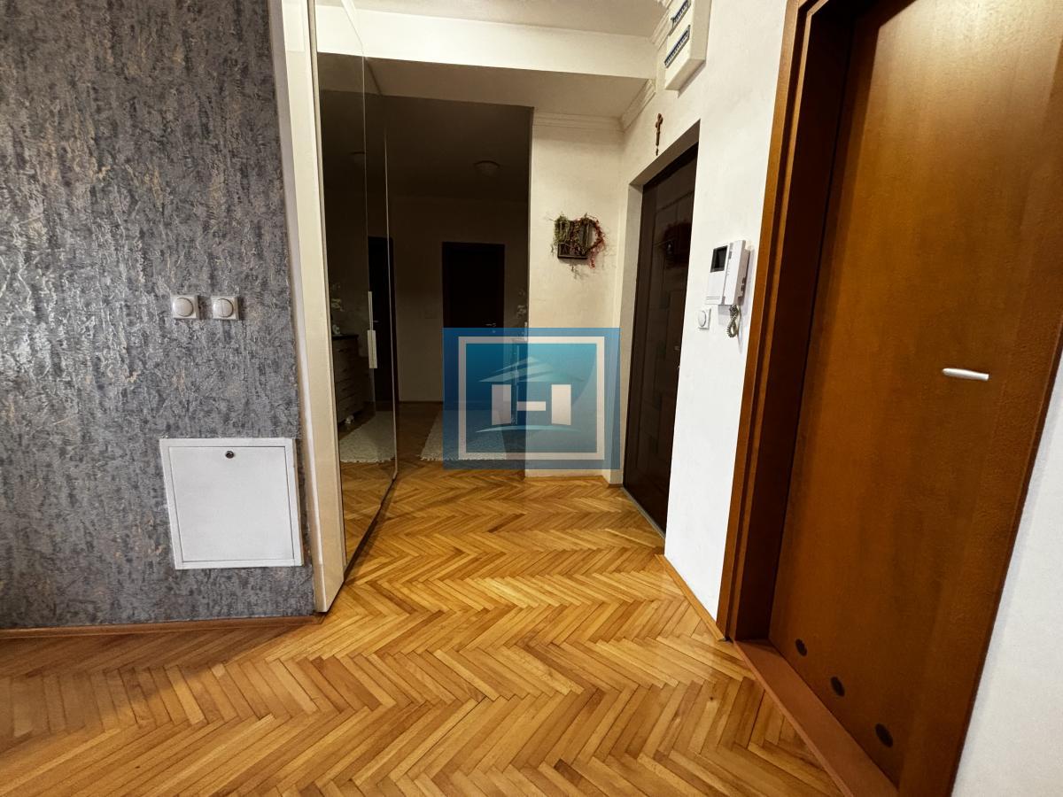 Prelep komforan stan u strogom centru Jagodine – idealna lokacija!