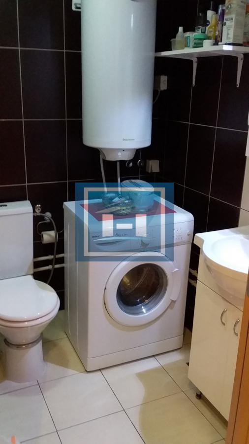 Odlična prilika! Stan u novijoj zgradi sa liftom, terasom i parkingom