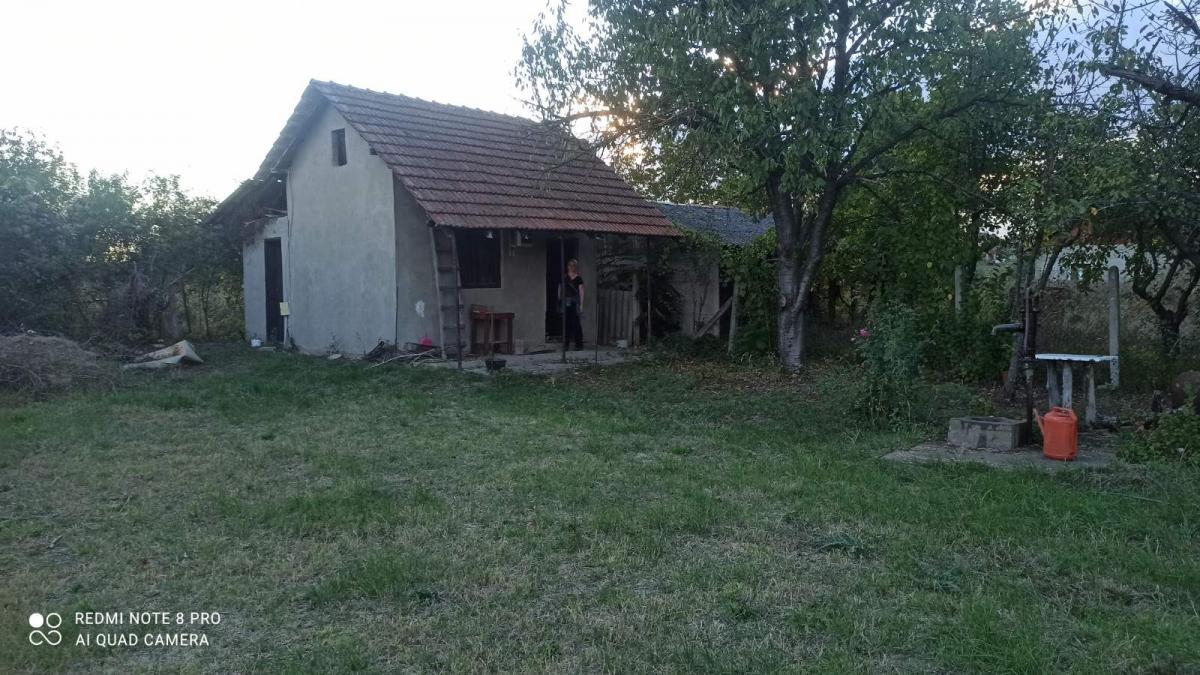 Parcela za izgradnju sa svim priključcima i uknjiženim objektom za adaptaciju u Crvenim livadama