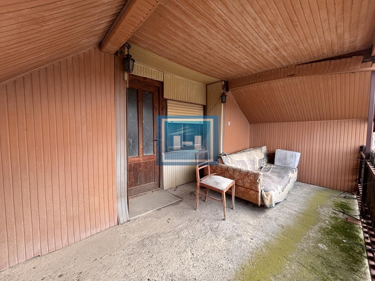 Dve useljive kuće u samom centru sela!!!