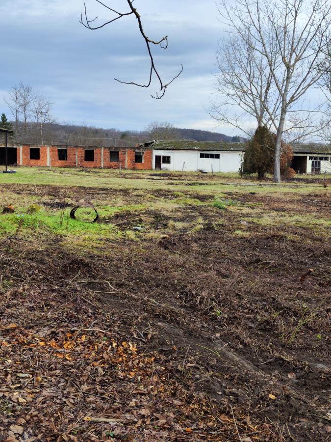 Gradjevinsko zemljište veće površine sa poslovnim objektima na glavnom putu u Glogovcu