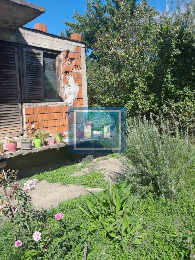 Na prodaju plac od 33 ara sa započetom kućom u Batočini!