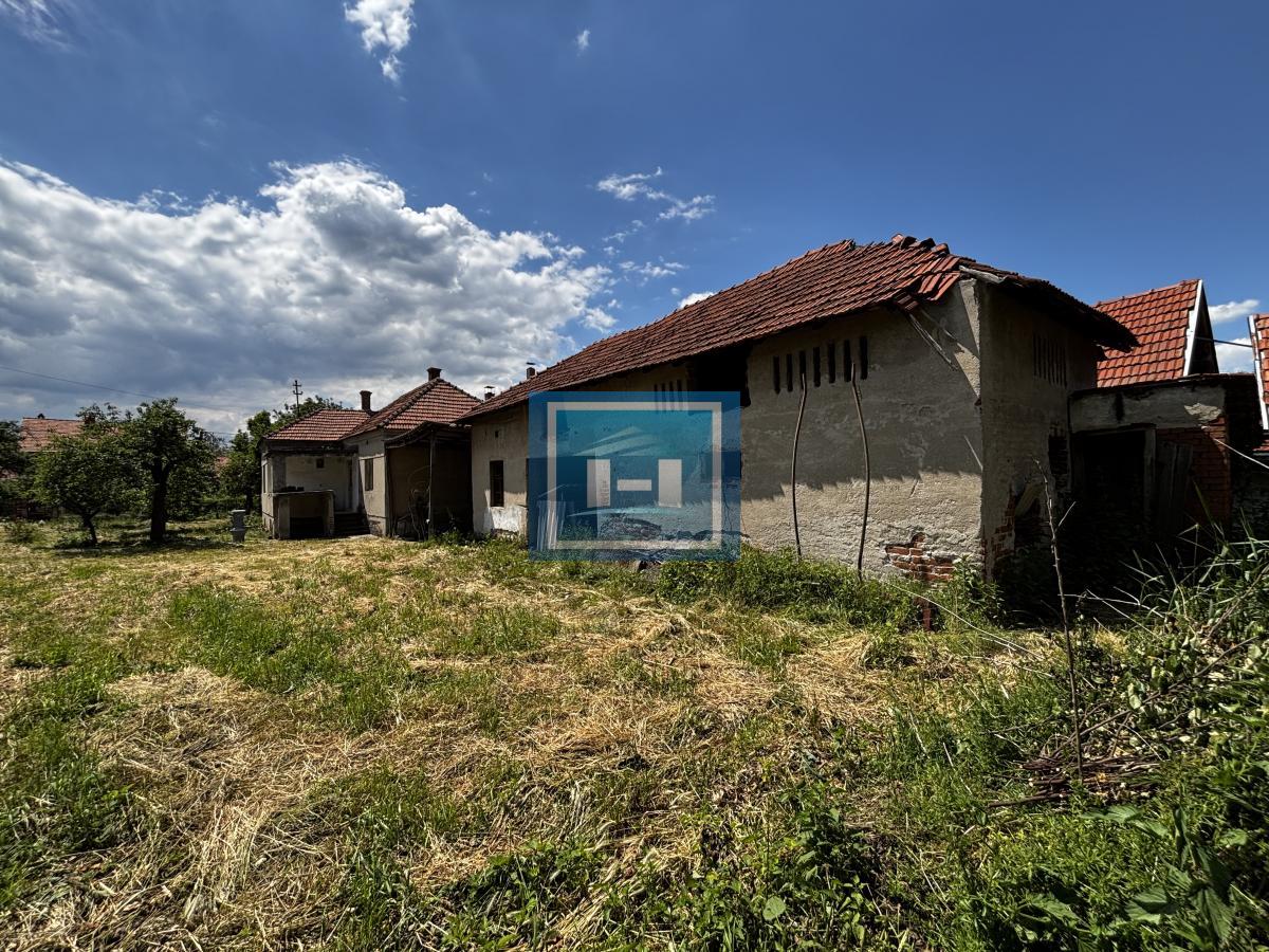 Kuća i plac na periferiji grada-Majur