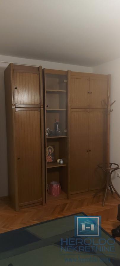 Trosoban, lepo opremljen stan u centru grada