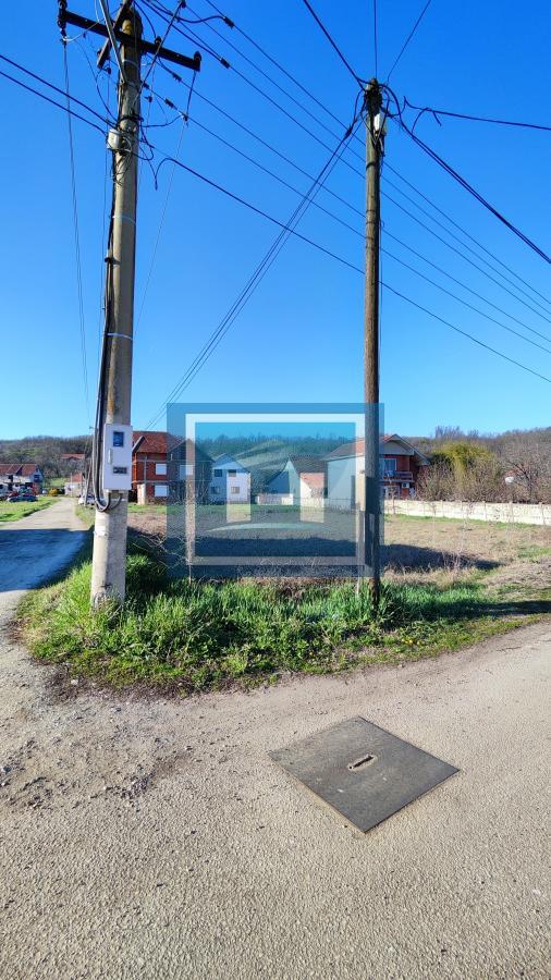 Parcela pogodna za izgradnju kuće sa dostupnim priključcima na gradske mreže