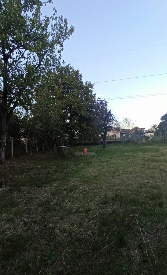 Parcela za izgradnju sa svim priključcima i uknjiženim objektom za adaptaciju u Crvenim livadama