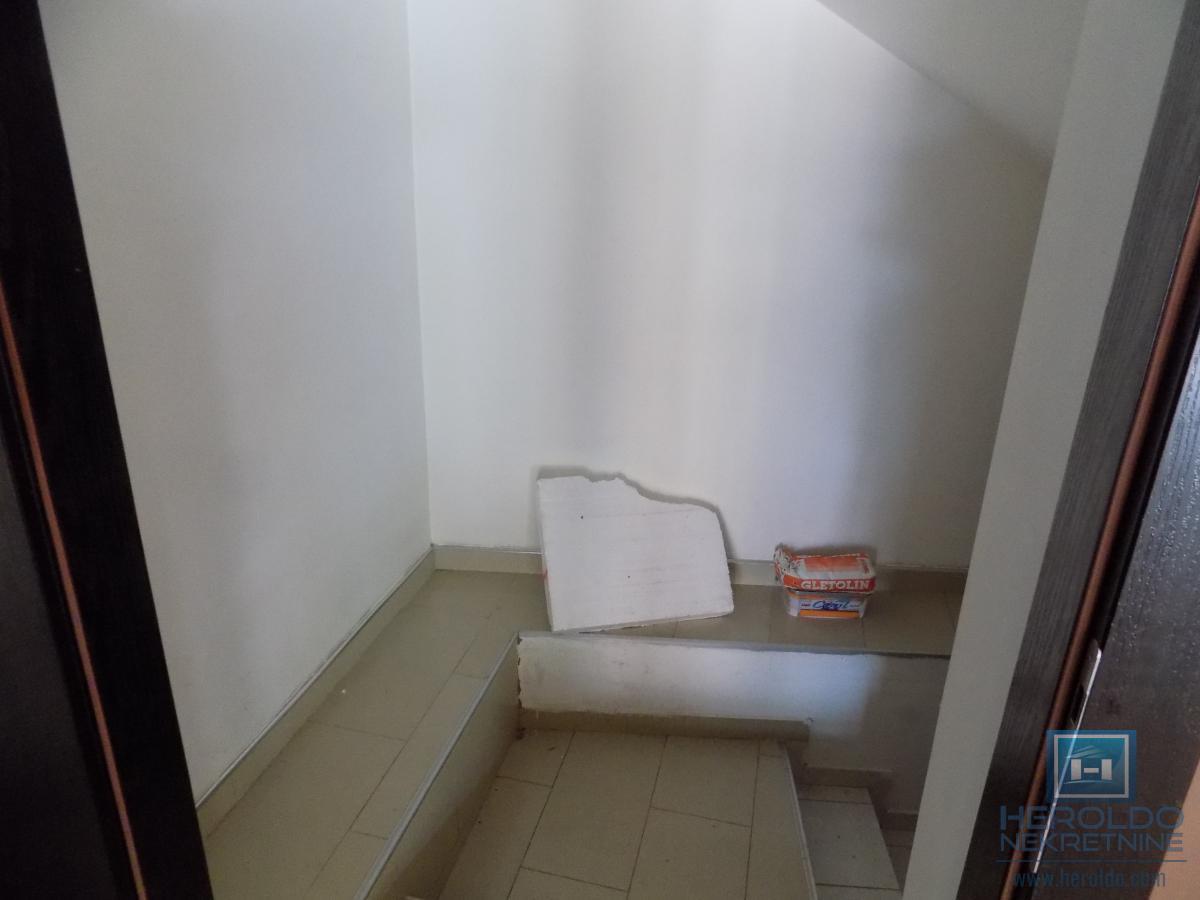 Izdaje se lokal u prizemlju u samom centru grada-deljiv na dva manja lokala