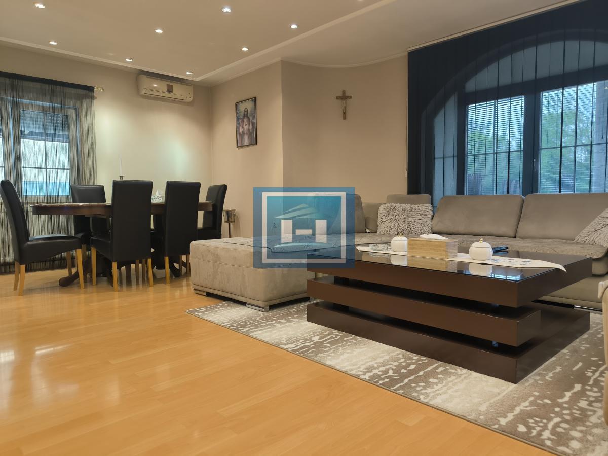 Na prodaju – Luksuzna porodična kuća