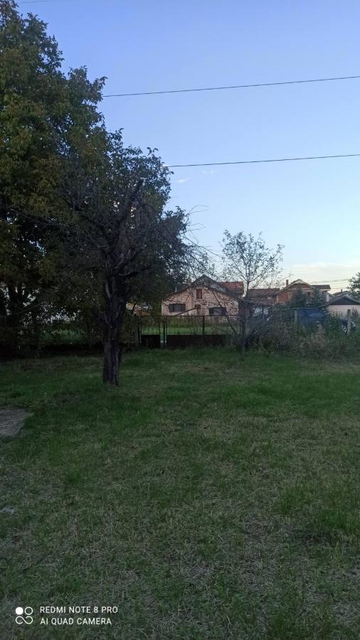 Parcela za izgradnju sa svim priključcima i uknjiženim objektom za adaptaciju u Crvenim livadama