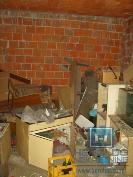 Kuća za renoviranje u Majuru sa pomoćnim objektom do glavnog puta
