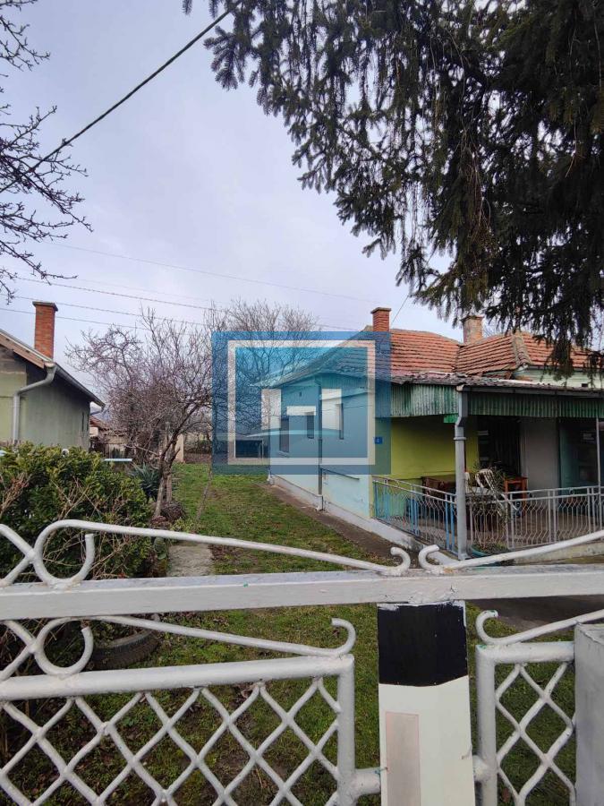 Useljiva porodična prizemna kuća na 2 km od grada