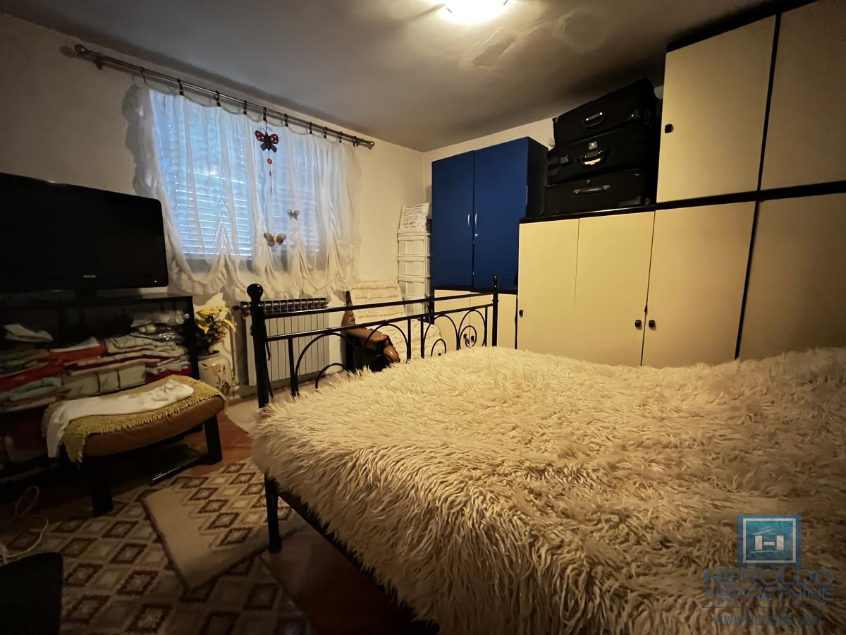 Porodična kuća sa prostranim placem i odličnim položajem