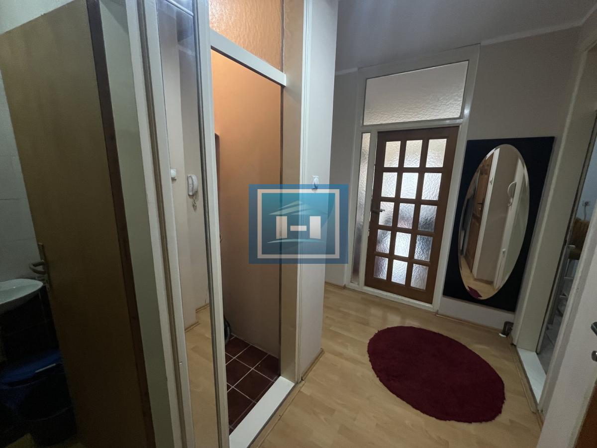 NASLOV: STAN KOJI OSVAJA NA PRVI POGLED — CENTAR, STIL I TRI SPAVAĆE SOBE!