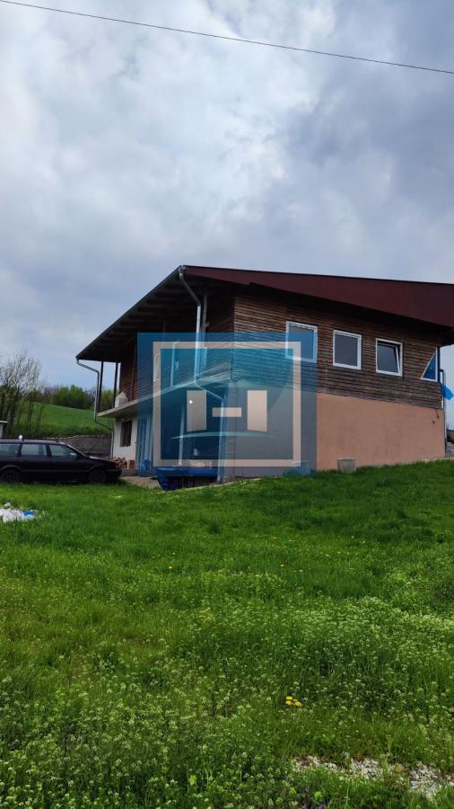 Kuća na parceli od 10 hektara zemlje u okolini Batočine