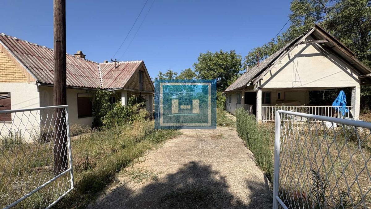 KUĆA SA ZEMLJIŠTEM – MIR I PRIRODA NA SAMO 10 MINUTA OD GRADA