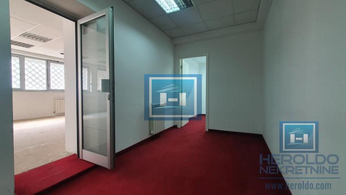 Izdavanje poslovnog prostora u strogom centru Jagodine – odlična lokacija, 171 m²