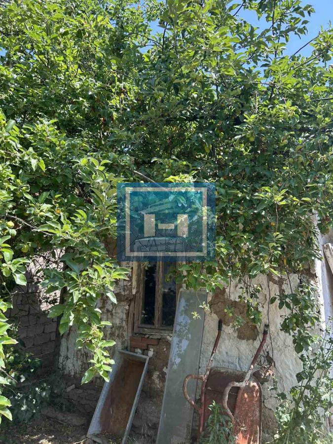 Plac za izgradnju kuće u Lapovu, na parceli stara kuća i započet objekat