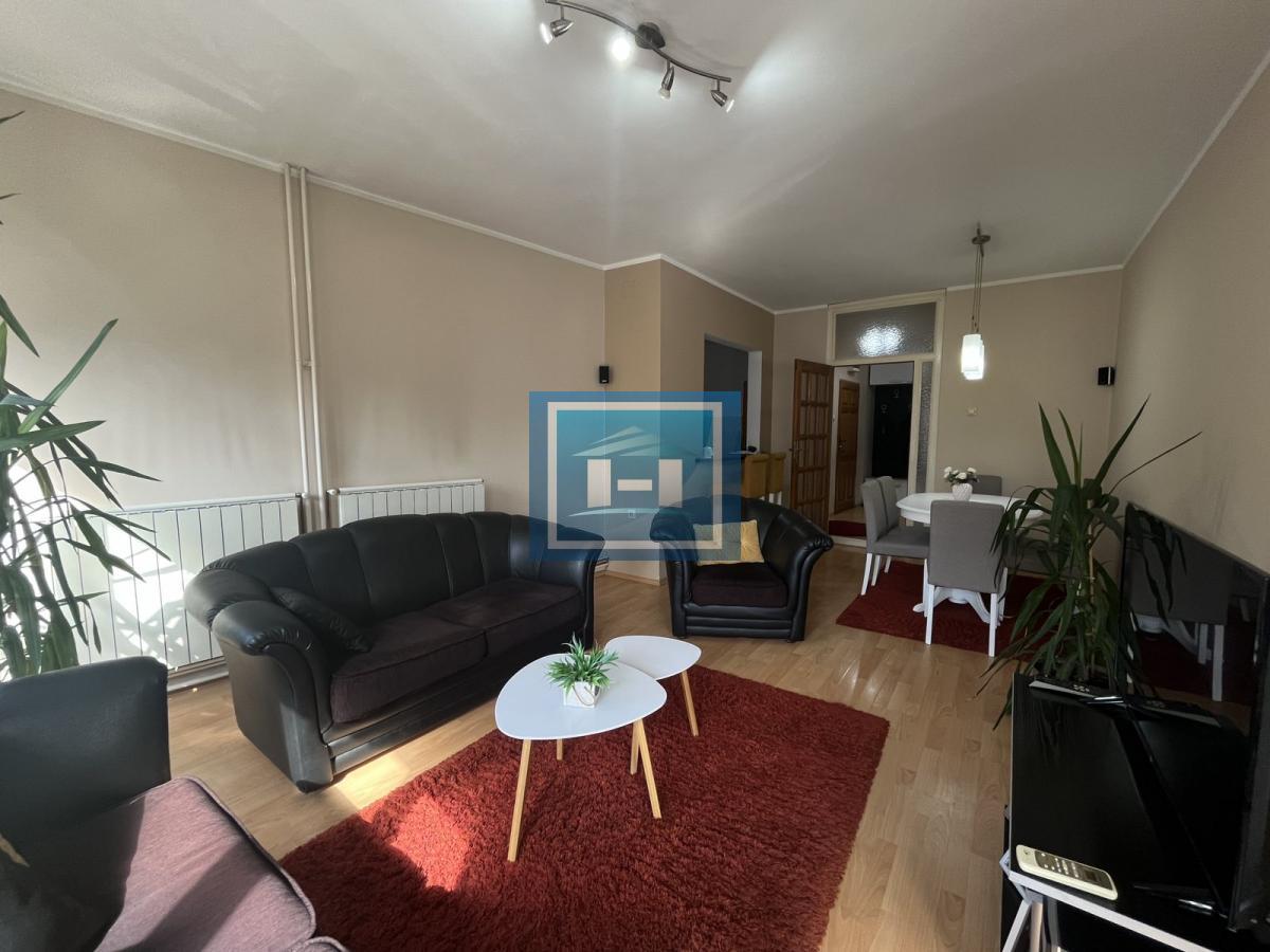 NASLOV: STAN KOJI OSVAJA NA PRVI POGLED — CENTAR, STIL I TRI SPAVAĆE SOBE!