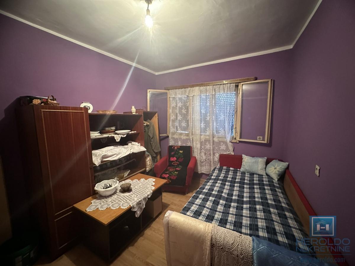 Na prodaju kuća sa pomoćnim objektima u Senju