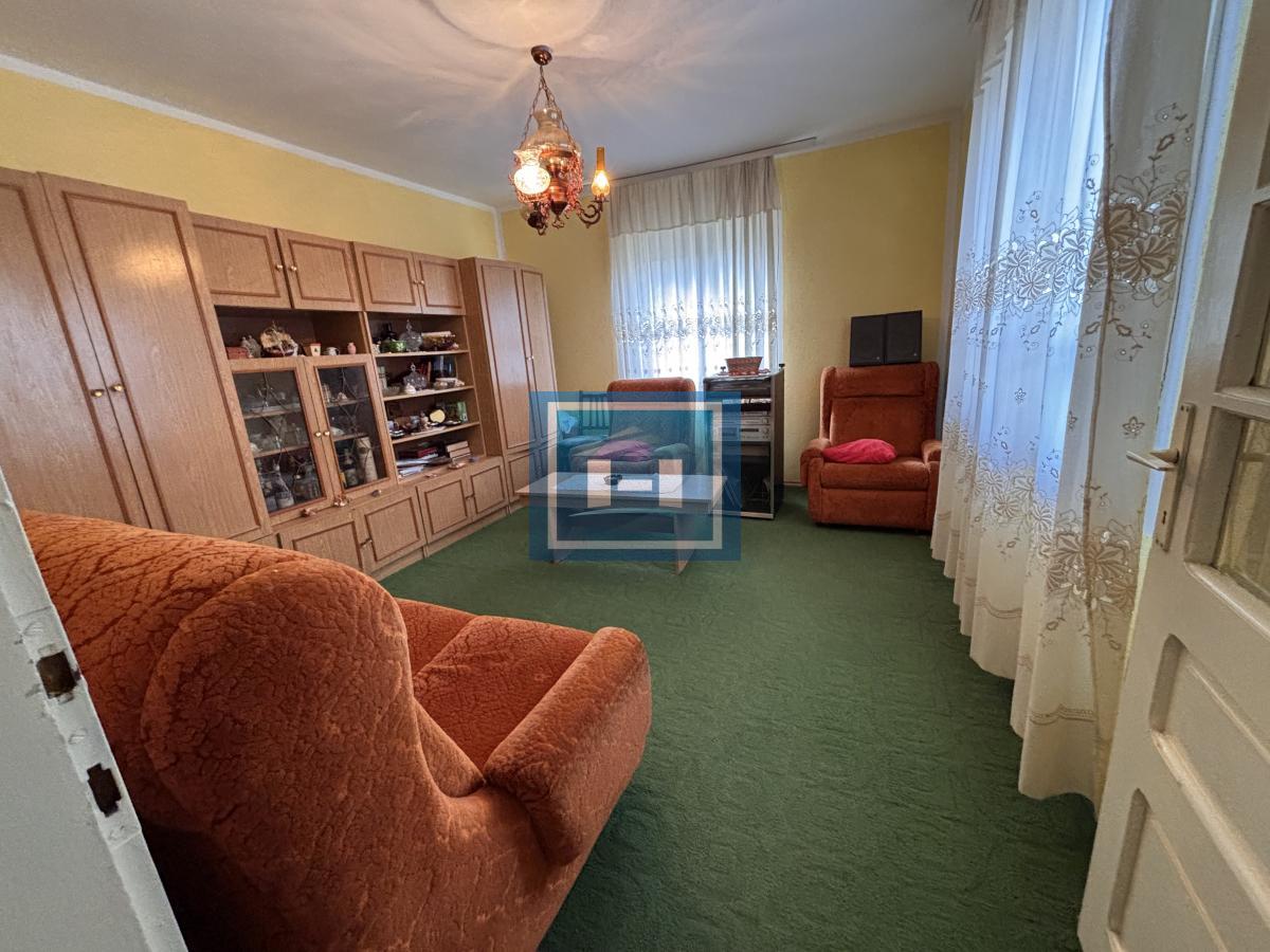 Dve useljive kuće u samom centru sela!!!