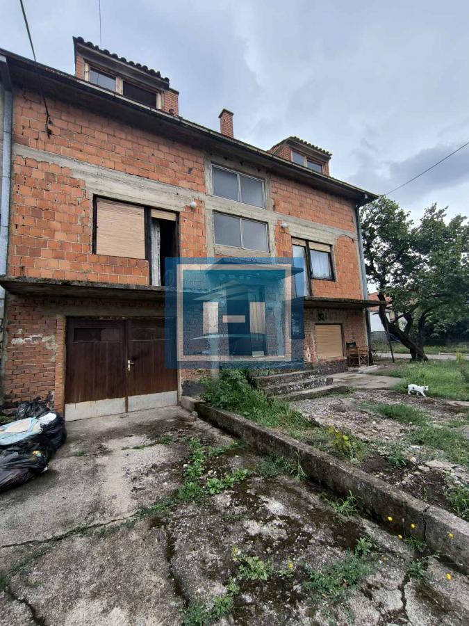 Na prodaju kuća – blizina bolnice, 350m² sa garažom za kamione od 80m²