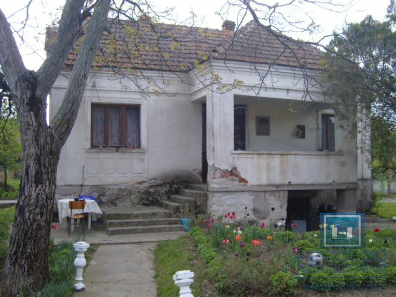 Kuća za renoviranje u Majuru sa pomoćnim objektom do glavnog puta