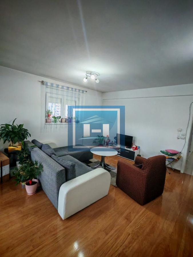 Trosoban stan u novogradnji sa parking mestom i podrumom