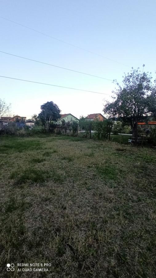 Parcela za izgradnju sa svim priključcima i uknjiženim objektom za adaptaciju u Crvenim livadama