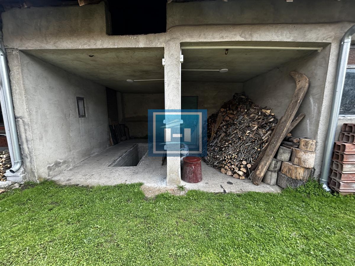 Kompletno seosko domaćinstvo na 7 km od Jagodine