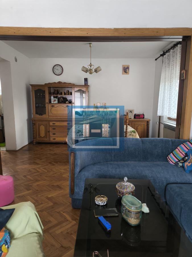 Na prodaju kuća – blizina bolnice, 350m² sa garažom za kamione od 80m²