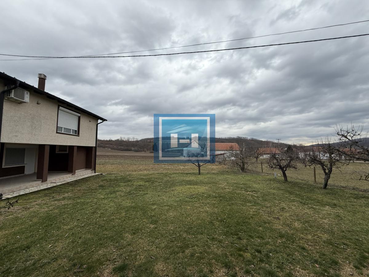 Dve kuće u Glavincima sa velikim imanjem -samo 8 km od grada