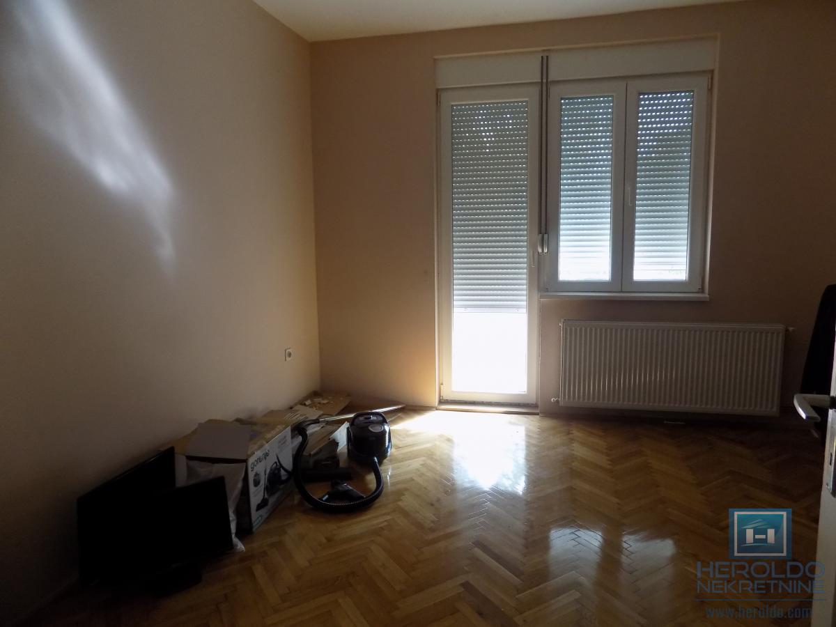 Stan za izdavanje u samom centru-odlična lokacija i spratnost!