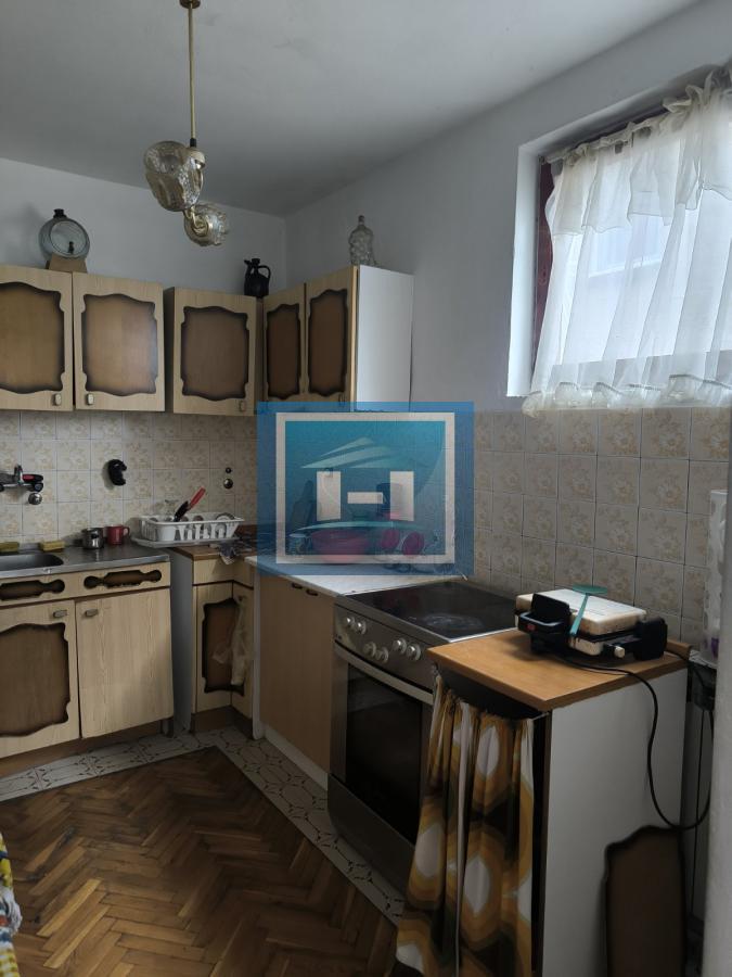 Na prodaju kuća – blizina bolnice, 350m² sa garažom za kamione od 80m²