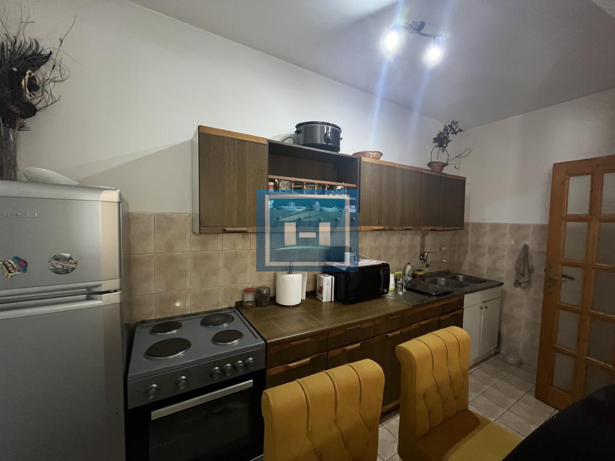 NASLOV: STAN KOJI OSVAJA NA PRVI POGLED — CENTAR, STIL I TRI SPAVAĆE SOBE!