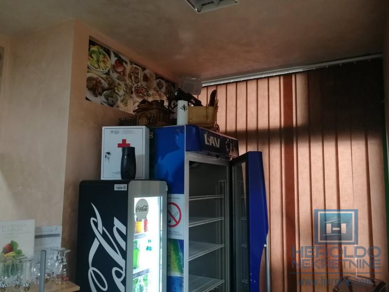 hitna prodaja dva spojena lokala povoljno  u centru grada!!!