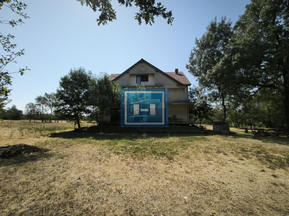* NA PRODAJU – DVE KUĆE + POMOĆNI OBJEKAT NA VELIKOM PLACU – SELU VLAŠKA, KOD ĆUPRIJE *