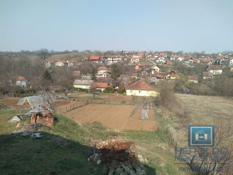 odlicna kuca sa placem u mirnom kraju