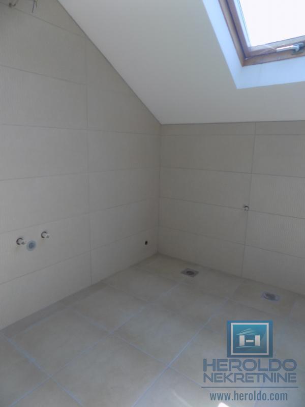 MODERNA KUĆA U MIRNOM DELU GRADA