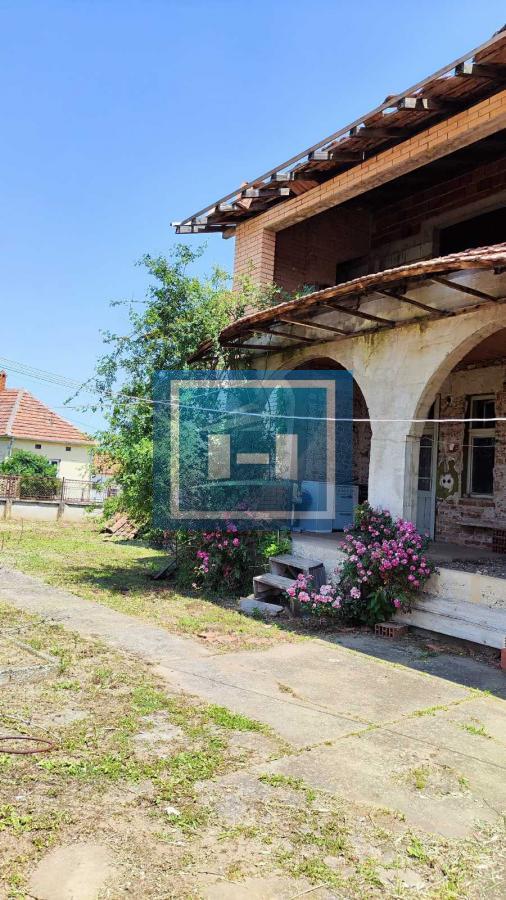 Domaćinstvo u okolini Jagodine sa 4 objekta na prostarom placu od 47 ari