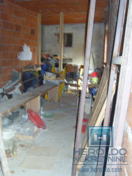 Kuća za renoviranje u Majuru sa pomoćnim objektom do glavnog puta